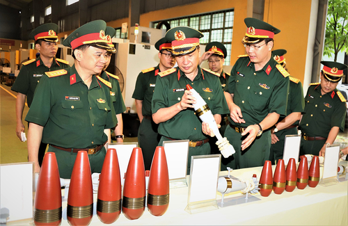 Trung tướng Nguyễn Mạnh Hùng kiểm tra sản phẩm và trao đổi với cán bộ, nhân viên Nhà máy Z115. Ảnh: VĂN TRUNG