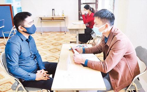 Người lao động tìm hiểu thông tin, nhu cầu tuyển dụng của các nước tại sàn giao dịch việc làm (Trung tâm Giới thiệu việc làm Hà Tĩnh).