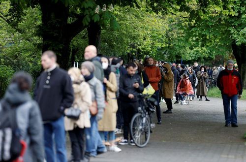 Xếp hàng chờ tiêm vaccine phòng Covid-19 ở Berlin, Đức. (Ảnh: REUTERS)