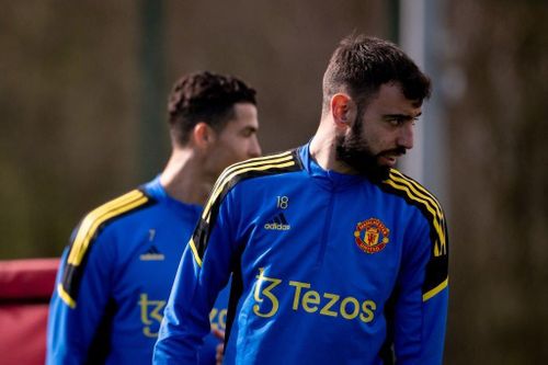 Fernandes kịp trở lại là điều bất ngờ. Tiền vệ Bồ Đào Nha bị sốt trước trận MU gặp Tottenham ở Premier League cuối tuần rồi. Kết quả xét nghiệm ban đầu cho thấy Fernandes không dương tính với Covid-19. Nhưng sau đó, anh được phát hiện mắc Covid-19. Trong khoảng 2 ngày qua, Fernandes âm tính trở lại và đủ điều kiện tập luyện cùng CLB.