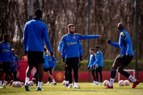 Fernandes trở lại đúng thời điểm "Quỷ đỏ" cần anh. Gặp Tottenham, HLV Ralf Rangnick xếp Paul Pogba đá hộ công, nhưng kết quả không khả quan. Cách chơi của MU khi tấn công vẫn phụ thuộc nhiều vào cảm hứng từ cựu sao Sporting Lisbon.