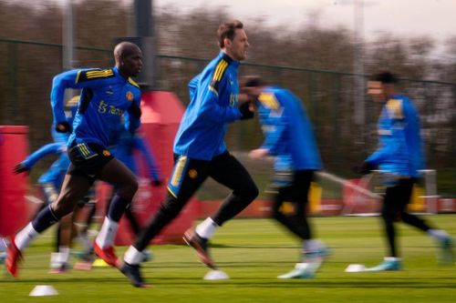 Không khí trên sân tập MU được báo chí Anh mô tả là thoải mái và tập trung. Đối đầu Atletico trên sân Old Trafford là trận đấu quan trọng nhất của thầy trò Rangnick từ đầu mùa. Cơ hội để "Quỷ đỏ" giành suất vào tứ kết là 50-50, khi trận lượt đi có tỷ số 1-1, nhưng UEFA bỏ luật bàn thắng sân khách tại vòng knock-out Champions League.