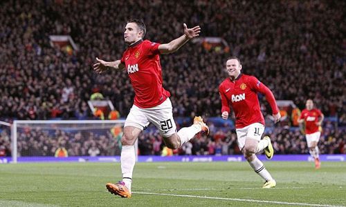 Cú hat-trick của Robin van Persie là lần gần nhất khiến CĐV tại Old Trafford vỡ òa cảm xúc. Ảnh: Reuters.