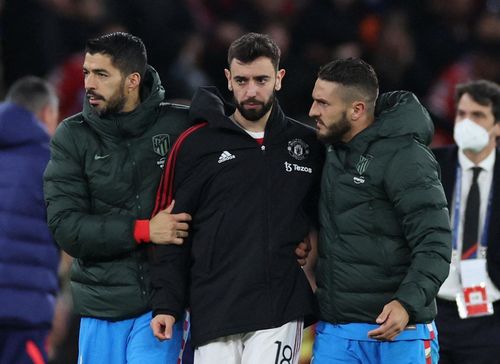  Koke và Luis Suarez an ủi Bruno Fernandes sau trận đấu. Tiền vệ số 18 vừa bình phục sau khi mắc Covid-19 nên không có màn thể hiện tốt nhất. Tuyển thủ Bồ Đào Nha phải rời sân từ phút 67 để nhường chỗ cho Paul Pogba. 