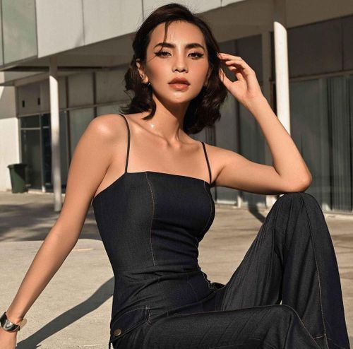 MV Don't Break My Heart của Binz lên sóng ngày 14/3. Bên cạnh nội dung, hình ảnh, khán giả chú ý đến những cô gái gợi cảm xuất hiện trong sản phẩm âm nhạc. Gương mặt quen thuộc đầu tiên là Bùi Linh Chi (sinh năm 1996). Linh Chi được biết đến là người mẫu ảnh có tiếng ở Hà Nội và TP.HCM.