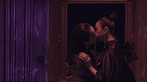 Phân đoạn Bùi Linh Chi khóa môi một cô gái khác trong Don't Break My Heart là hình ảnh được khán giả chú ý. Cô gái hôn môi Linh Chi là Mộng Thường (Tên thật: Lê Hải Đăng, sinh năm 1995) - người mẫu phi giới tính được quan tâm sau cuộc thi Hoa hậu Chuyển giới. Đây là cảnh quay thể hiện cho thông điệp tình yêu không có rào cản giới tính của Binz.