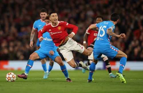 Ronaldo bị hàng phòng ngự nhiều lớp của Atletico phong tỏa kỹ càng. Ảnh: Reuters.