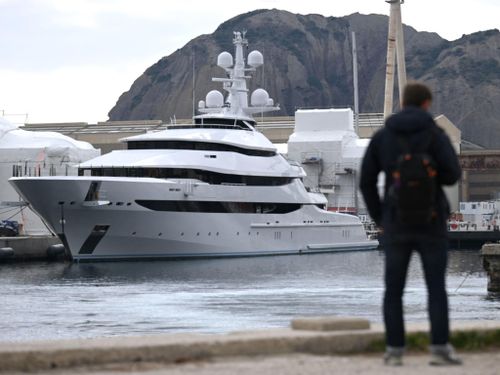  Amore Vero đến cảng La Ciotat để sửa chữa vào ngày 3/1 và dự kiến lưu lại đây đến ngày 1/4. Tuy vậy, hôm 2/3, các quan chức hải quan nhận thấy du thuyền đang “khẩn trương chuẩn bị ra khơi khi mà việc sửa chữa chưa hoàn thành”, dẫn tới quyết định bắt giữ. Ảnh: AFP. 