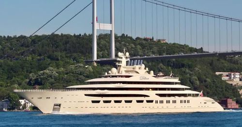  Cơ quan chức năng Đức hôm 2/3 cũng ngăn cản siêu du thuyền Dilbar của tỷ phú người Nga Alisher Usmanov rời cảng Hamburg. Ông Usmanov nằm trong danh sách 16 tỷ phú Nga bị Liên minh châu Âu (EU) trừng phạt hôm 28/2. Ảnh: Reuters. 