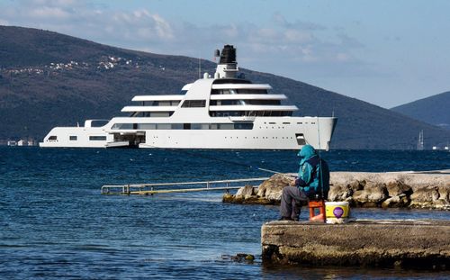  Một du thuyền được dư luận phương Tây quan tâm là Solaris của tỷ phú Roman Abramovich. Dù vậy, giới chức châu Âu không thể bắt giữ siêu du thuyền này vì nó đã được đưa tới Montenegro - quốc gia không phải thành viên EU. Ảnh: AFP. 