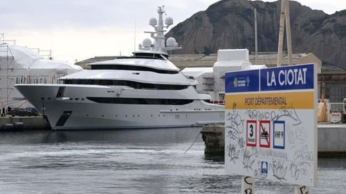  Trước đó, giới chức Pháp cũng bắt giữ du thuyền Amore Vero của ông chủ công ty dầu khí Rosneft Igor Sechin khi nó cố gắng rời cảng La Ciotat ở Địa Trung Hải. Ảnh: AFP. 