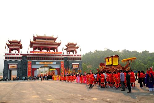 Cổng vào Khu danh thắng Tây Thiên. Ảnh tư liệu.