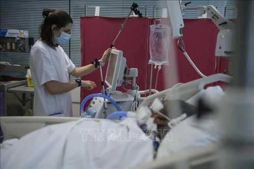 Điều trị cho bệnh nhân nhiễm COVID-19 tại bệnh viện ở Montreuil, Pháp. Ảnh: AFP/TTXVN