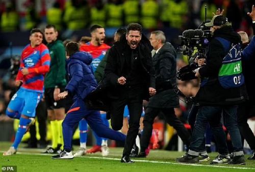 HLV Simeone ăn mừng chiến thắng bên ngoài sân...