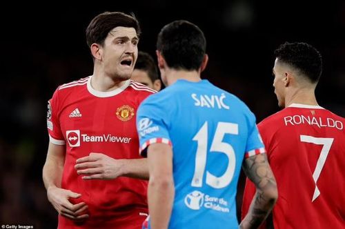 Hàng thủ của Man Utd có thêm một ngày thi đấu "thảm họa" khi họ để Atletico hai lần chọc thủng lưới (1 bàn không được công nhận). Harry Maguire mắc nhiều sai sót, thậm chí có tình huống đội trưởng của Man Utd còn va chạm với chính đàn anh Ronaldo trên sân.