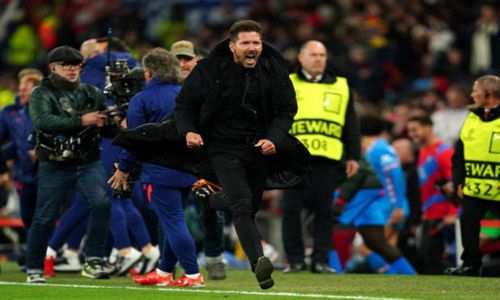  Simeone ăn mừng trong lúc CĐV Man Utd giận dữ. 