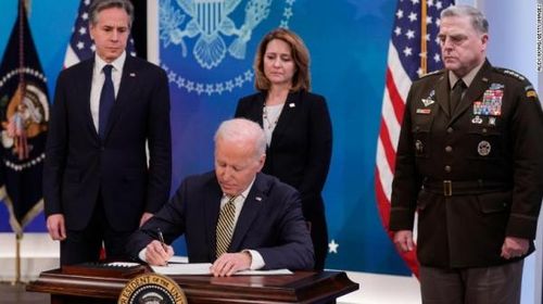 Tổng thống Mỹ Joe Biden ký lệnh hỗ trợ an ninh mới cho Ukraine tại Nhà Trắng hôm 16/3. Ảnh Getty Images.
