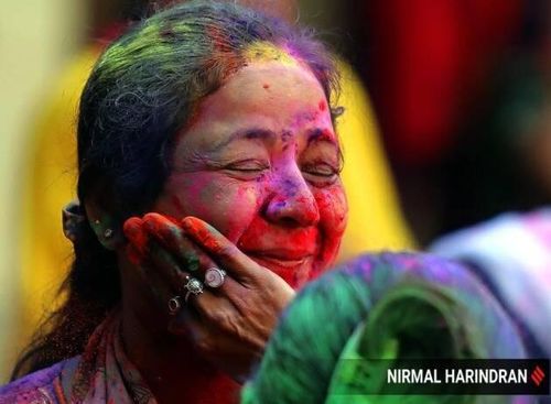 Holi cũng là một lễ hội của sự tha thứ và bắt đầu một khởi đầu mới, với mục đích tạo ra sự hài hòa trong xã hội, bỏ lại đằng sau mọi thù hận, tiêu cực.