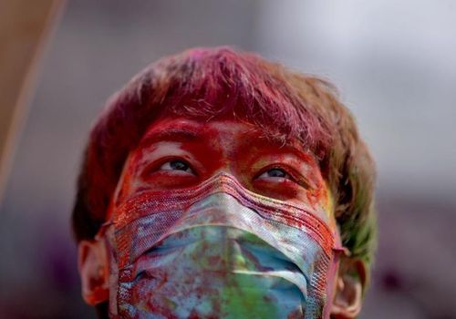 Lễ hội Holi đánh dấu sự kết thúc của mùa Đông và sự khởi đầu của mùa Xuân với hy vọng vào một mùa màng bội thu. Trong ảnh: Một người dân tham gia Lễ hội Holi ở Kathmandu, Nepal, ngày 17/3. (Nguồn: Reuters)
