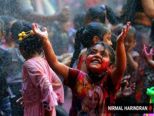 Học sinh, phụ huynh và giáo viên của trường tiểu học Kumkum ở Maninagar, Ahmedabad, Ấn Độ, hào hứng tham gia Lễ hội Holi.