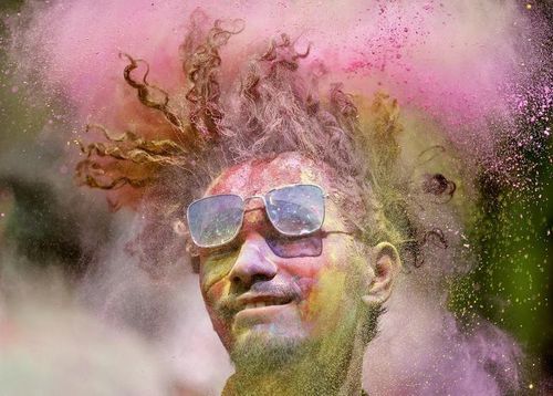 Lễ hội Holi, hay còn gọi là "Lễ hội Sắc màu" tổ chức vào ngày trăng tròn của tháng Phalgun, là một trong những lễ hội lớn và quan trọng của người dân Ấn Độ cũng như nhiều quốc gia có cộng đồng người theo đạo Hindu sinh sống. Trong ảnh: Một người đàn ông tham gia Lễ hội Holi ở Ahmedabad, Ấn Độ, ngày 17/3. (Nguồn: Reuters)