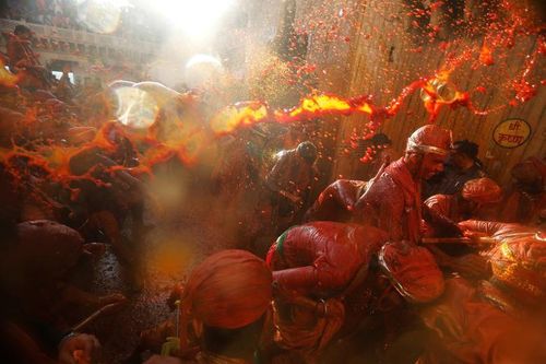 Lễ hội này cũng mang ý nghĩ ghi nhận chiến thắng của cái thiện trước cái ác. Trong ảnh: Những tín đồ đạo Hindu tham gia Lễ hội Holi bên trong một ngôi đền ở làng Nandgaon, bang Uttar Pradesh, Ấn Độ. (Nguồn: Reuters)