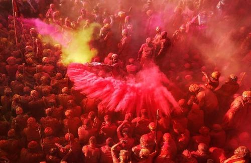 Trong Lễ hội Holi, mọi người ném bột màu vào người nhau, khiến cho mỗi người đều trở thành một bức tranh đầy màu sắc sặc sỡ. (Nguồn: Reuters)