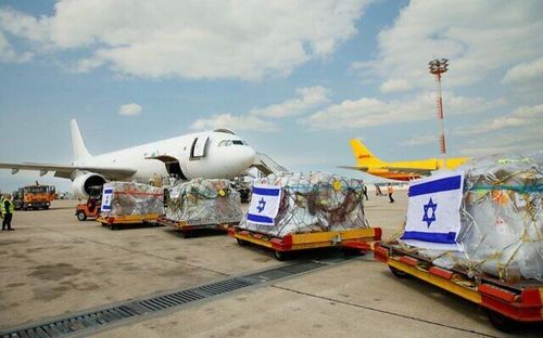 Thiết bị cho một bệnh viện dã chiến của Israel sẽ được xây dựng ở thành phố Mostyska, miền Tây Ukraine, được chất lên máy bay tại sân bay Ben Gurion, ngày 17/3/2022. Ảnh: Times of Israel