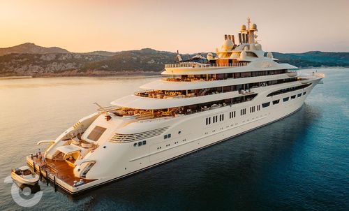 Du thuyền được đặt theo tên mẹ ông Usmanov, dài 156 m, trị giá 600 triệu USD và được xem là du thuyền tư nhân xa xỉ lớn nhất thế giới tính theo tổng trọng tải. Ảnh: Reuters