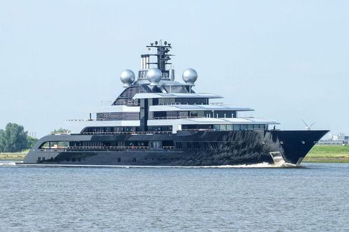 Một siêu du thuyền dài 135 m, có tên The Crescent với 2 bãi đậu trực thăng và bể bơi, đã bị bắt vào ngày 16/3 tại khu vực phía đông của Catalonia (Tây Ban Nha).