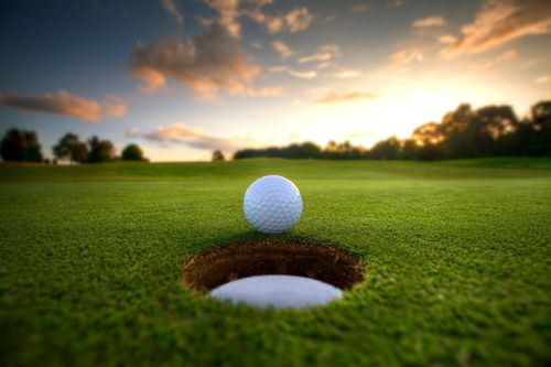  Golf là môn thể thao thách thức về mặt chiến lược lẫn cảm xúc. Ảnh: istock. 