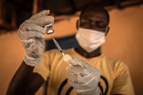  Nhân viên y tế ở thị trấn Kathantha Yimbo, Sierra Leone chuẩn bị vaccine Covid-19. Ảnh: Finbarr O'Reilly/The New York Times. 