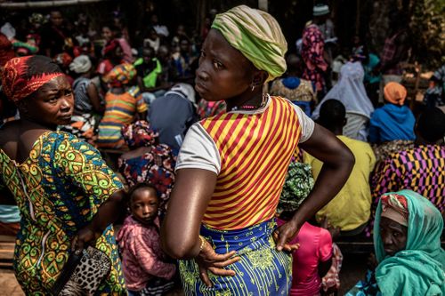  Một đám cưới ở làng Kamakuyor, phía bắc Sierra Leone vào tháng 2. Trong đại dịch, nhiều huyện chỉ ghi nhận 11 trường hợp mắc Covid-19 và không có trường hợp tử vong nào. Ảnh: Finbarr O'Reilly/The New York Times. 