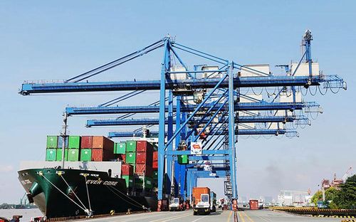 Hoạt động xuất nhập khẩu hàng hóa tại Tổng công ty Tân cảng Sài Gòn, thành phố Hồ Chí Minh. (Ảnh HOÀNG THÀNH)