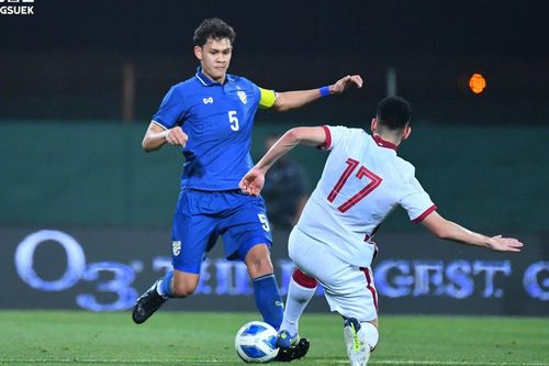 U23 Thái Lan (áo xanh) thất bại dù có màn trình diễn tích cực. Ảnh: Changsuek.