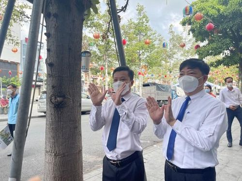 PGS.TS Nguyễn Vũ Trung - Viện trưởng Viện Pasteur TP.HCM (bìa phải) và ông Trần Sỹ Nam – Phó Chủ tịch UBND Thành phố Thủ Dầu Một tham gia thả muỗi vằn mang Wolbachia. Ảnh: K.V
