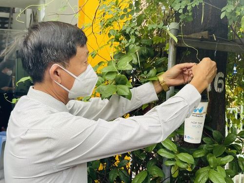 "Hộp thả muỗi" được treo trên cây nhà người dân ở đường Nguyễn Đình Chiểu, TP Thủ Dầu Một (Bình Dương). Ảnh: K.V