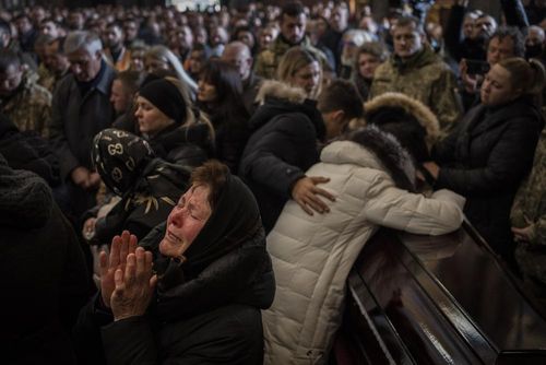  Bạn bè, người thân tham dự lễ tang một binh sĩ Ukraine hy sinh trong cuộc không kích của Nga ở Lviv. Ảnh: AP. 