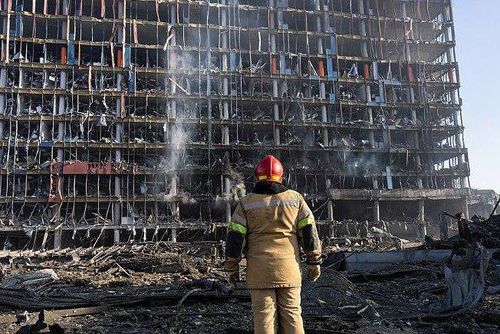  Một trung tâm thương mại ở Kyiv bị phá hủy hoàn toàn sau khi trúng tên lửa Nga. Ảnh: Reuters. 