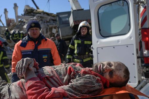  Một người Ukraine bị thương sau cuộc không kích ở Kharkiv. Ảnh: Reuters. 
