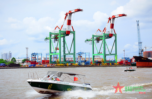Một góc hệ thống cảng Sài Gòn, TP Hồ Chí Minh. 