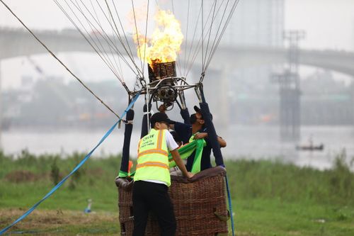 Sau ngày hôm nay, Lễ hội khinh khí cầu ở Hà Nội sẽ bán vé từ ngày 26/3, vé vào cửa là 60.000 đồng/người, trẻ em dưới 1,1 m miễn phí, vé tham quan khinh khí cầu giá 25.000 đồng, vé bay 150.000 đồng/trẻ em và 300.000 đồng/người lớn.