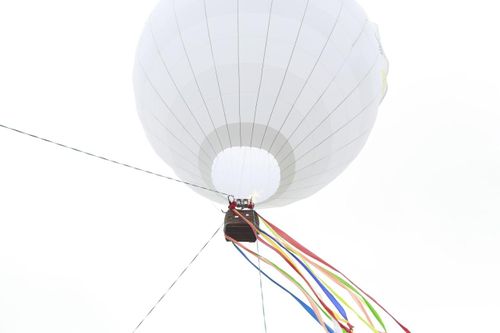 Sự kiện khinh khí cầu này được dân tình khắp nơi vô cùng hào hứng bởi không chỉ được ngắm những quả khinh khí cầu nhiều màu sắc ngay tại Hà Nội, người dân Thủ đô còn có cơ hội trải nghiệm ngắm thành phố từ trên cao.