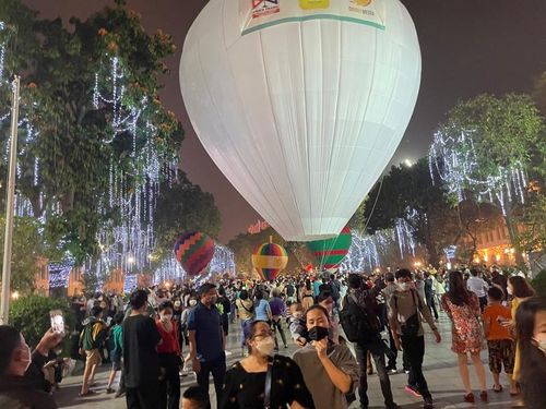 Tối mai (26/3) có chương trình "Đêm hoa đăng" khi 22 khinh khí cầu tỏa sáng, soi bóng bên dòng sông Hồng cùng đêm nhạc. Trong chương trình khai trương, du khách vào cửa miễn phí. Từ ngày 26/3, vé vào cửa là 60.000 đồng/người, trẻ em dưới 1,1 m miễn phí, vé tham quan khinh khí cầu giá 25.000 đồng, vé bay 150.000 đồng/trẻ em và 300.000 đồng/người lớn.