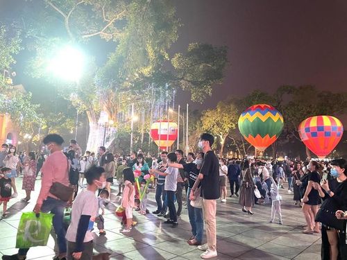 Duy Mạnh, sinh viên Học viện Báo chí và Tuyên truyền cũng cho biết, ngày cuối tuần nên đưa người yêu đi lên phố chơi. "Tôi cũng biết đến sự kiện này nên tranh thủ dịp cuối tuần đi luôn".