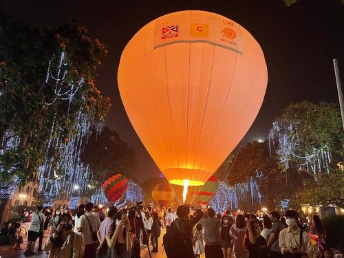 Người dân thích thú chụp ảnh, quay video ghi lại khoảnh khắc này