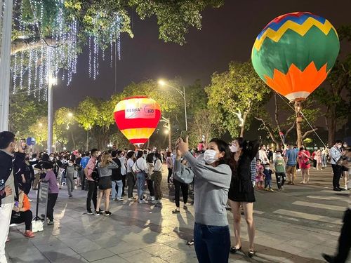 Từ 8h đến 21h các ngày 25 đến 27/3, tại khu vườn nhãn quận Long Biên sẽ có tới 22 quả khinh khí cầu các loại, bay lơ lửng ở các độ cao trên và ven sông Hồng. Cùng với đó, vào 20h ngày 25/3 sẽ có 10 khinh khí cầu bay cao 10m và 22m ở khu vực vườn hoa Lý Thái Tổ và tuyến phố Đinh Tiên Hoàng, quận Hoàn Kiếm cho người dân trải nghiệm và chụp ảnh.