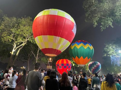 Đây là sự kiện nằm trong chuỗi chương trình “Du lịch Hà Nội chào 2022”, với chủ đề “Get on Hanoi 2022” để hưởng ứng việc mở cửa trở lại các hoạt động du lịch, đón khách du lịch quốc tế trong trạng thái bình thường mới của thành phố.