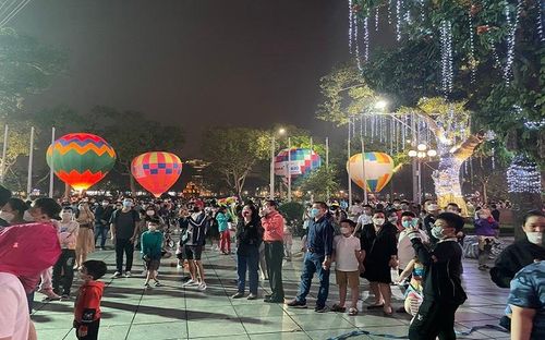 Người Hà Nội thích thú đi xem khinh khí cầu