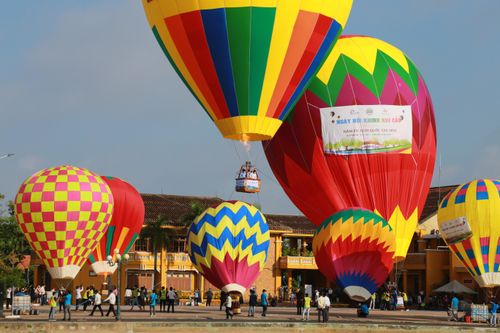 Rất đông du khách đã trở lại Hội An. Ảnh Hoài Văn